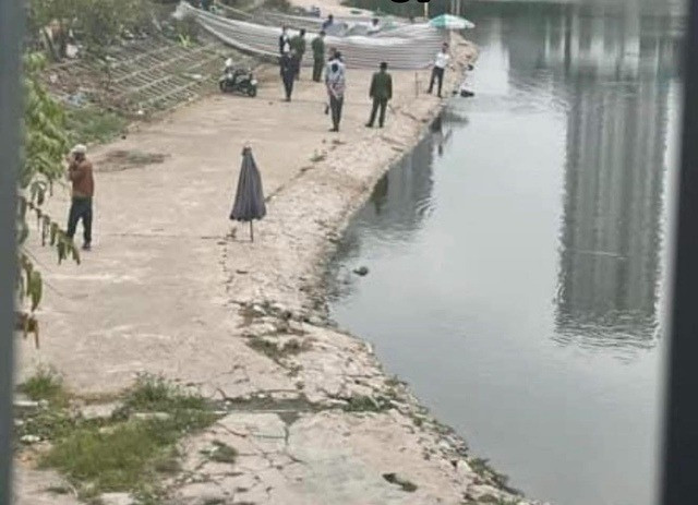 Hình ảnh về hiện trường phát hiện thi thể người được chia sẻ trên mạng xã hội.