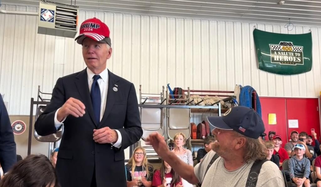 Bức ảnh ông Biden đội mỹ tranh cử của ông Trump khiến nhiều người tin Tổng thống Mỹ đương nhiệm ủng hộ đối thủ. Ảnh: TikTok.