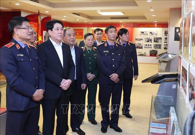 Chủ tịch nước Lương Cường tham quan Phòng truyền thống ngành Kiểm sát Nhân dân. Ảnh: Lâm Khánh/TTXVN Chủ tịch nước Lương Cường tham quan Phòng truyền thống ngành Kiểm sát Nhân dân. Ảnh: Lâm Khánh/TTXVN