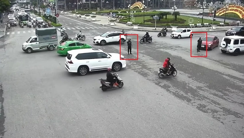 Hình ảnh vệ sĩ dẹp đường cho đoàn xe đám cưới gây xôn xao dư luận. Hình ảnh vệ sĩ dẹp đường cho đoàn xe đám cưới gây xôn xao dư luận.