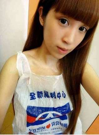 Thiếu nữ Đài Loan rộ mốt diện áo bơi cắt từ… túi nilon ảnh 3