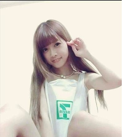 Thiếu nữ Đài Loan rộ mốt diện áo bơi cắt từ… túi nilon ảnh 5