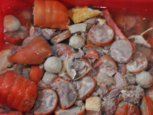 Giăm bông bán ế được trả về cơ sở để tái chế - Ảnh: Thanh Tùng