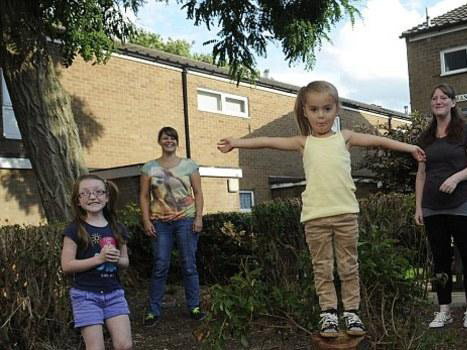 Bé Caidence Leadbitter và một số bạn của mình đã bị cảnh sát cấm ra ngoài chơi.. Bé Caidence Leadbitter và một số bạn của mình đã bị cảnh sát cấm ra ngoài chơi.