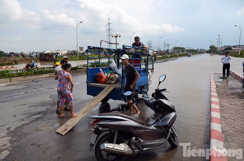 Dân chung cư Dương Nội khổ sở vì ngập lụt ảnh 7