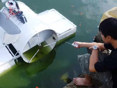 Quang điều khiển máy hút rác. Ảnh: Nguyễn Huy
