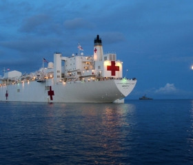 Tàu quân y Mỹ trên biển Đông