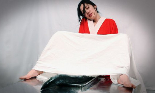 Ai Hasegawa minh họa ca sinh nở ra cá mập.