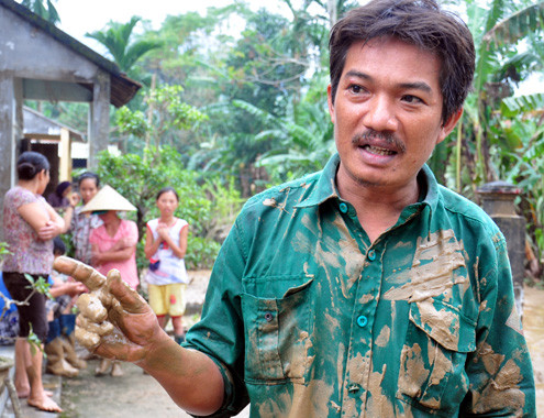 Anh Phúc kể lại giây phút sinh tử được gia đình ông Hồ Sở cứu sống giữa dòng nước lũ ngày 15/11. Ảnh: Trí Tín. Anh Phúc kể lại giây phút sinh tử được gia đình ông Hồ Sở cứu sống giữa dòng nước lũ ngày 15/11. Ảnh: Trí Tín