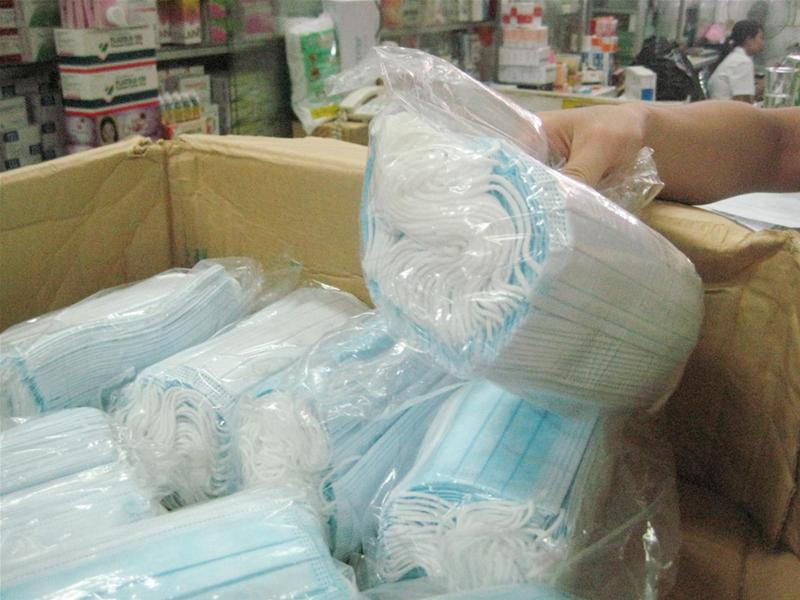 Khẩu trang không rõ nguồn gốc được bày bán công khai. Ảnh: Thái Hà