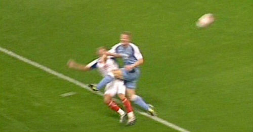 Cầu thủ Ben Thatcher của Man City thúc cùi chỏ vào mặt Pedro Mendes trong trận đấu diễn ra vào tháng 8/2006. Pha phạm lỗi này khiến Ben Thatcher phải nhận thẻ đỏ của trọng tài