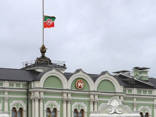 Chính quyền nước cộng hòa Tatarstan đã quyết định treo cờ rủ để tưởng niệm những nạn nhân của vụ tai nạn máy bay. (Ảnh: RIA Novosti)