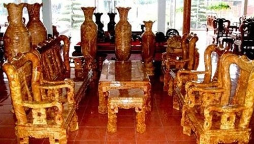 Ghế trường kỷ hình rồng. Ghế trường kỷ hình rồng. Bài viết: http://news.zing.vn/Nhung-cuc-go-tien-ty-cua-dai-gia-Viet-post357039.html#home_featured.tinnong Nguồn Zing News