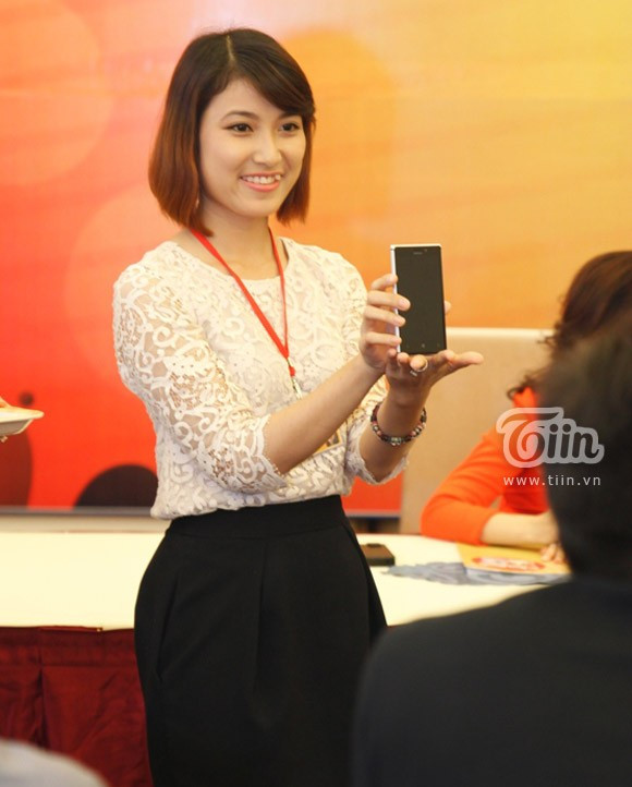 Ngoại trừ bữa ăn tối, các sản phẩm đấu giá còn lại của Omar khá buồn tẻ. Mỗi sản phẩm chỉ vài người đặt với mức giá không cao. Chiếc điện thoai Nokia khởi điểm 11 triệu đồng, người thắng với 12 triệu đồng. Máy ảnh Canon khởi điểm là 17,6 thì đấu giá thành công chỉ với 18,5 triệu đồng. Ảnh Tiin