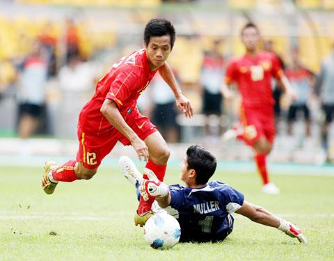 Văn Quyết (trái) sẽ là đầu tàu của U23 Việt Nam tại SEA Games 27