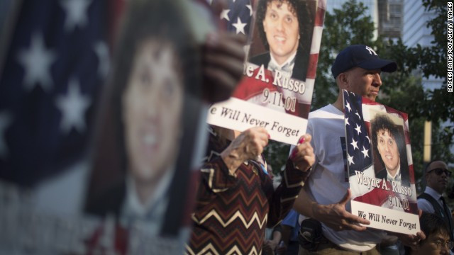 "Chúng tôi sẽ không bao giờ quên" là nội dung những tấm poster lớn mà người dân Mỹ mang theo trong lễ tưởng niệm .