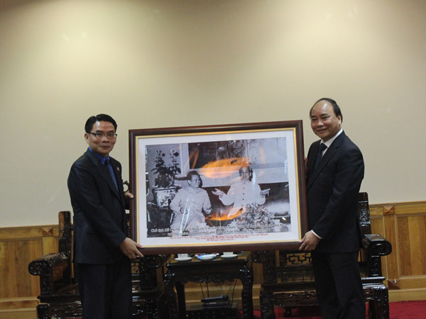 Phó Thủ tướng Nguyễn Xuân Phúc tặng quà lưu niệm cho Đoàn TNNDCM Lào