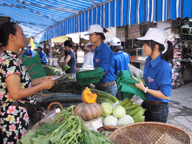 Thanh niên tình nguyện vào chợ phát túi tự hoại để bảo vệ môi trường. Ảnh: Nguyễn Hà. Thanh niên tình nguyện vào chợ phát túi tự hoại để bảo vệ môi trường. Ảnh: Nguyễn Hà