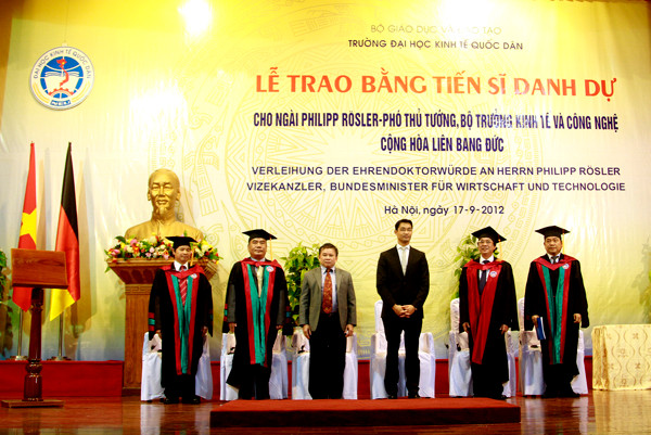 Lễ trao bằng diễn ra trong không khí trang trọng đầy đủ các nghi thức. Lễ trao bằng diễn ra trong không khí trang trọng đầy đủ các nghi thức