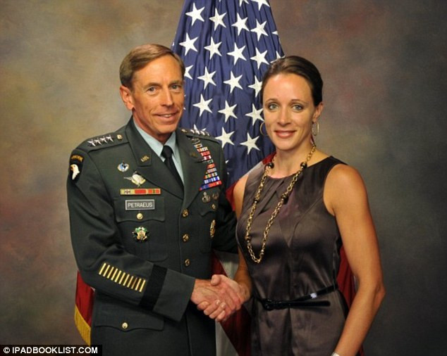 Ông David Petraeus và bà Paula Broadwell "qua lại" với nhau từ năm 2011. Ông David Petraeus và bà Paula Broadwell