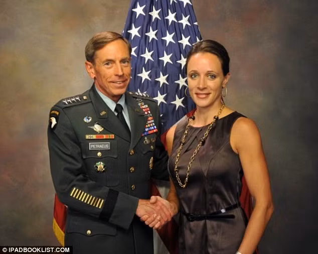 Ông David Petraeus và bà Paula Broadwell 