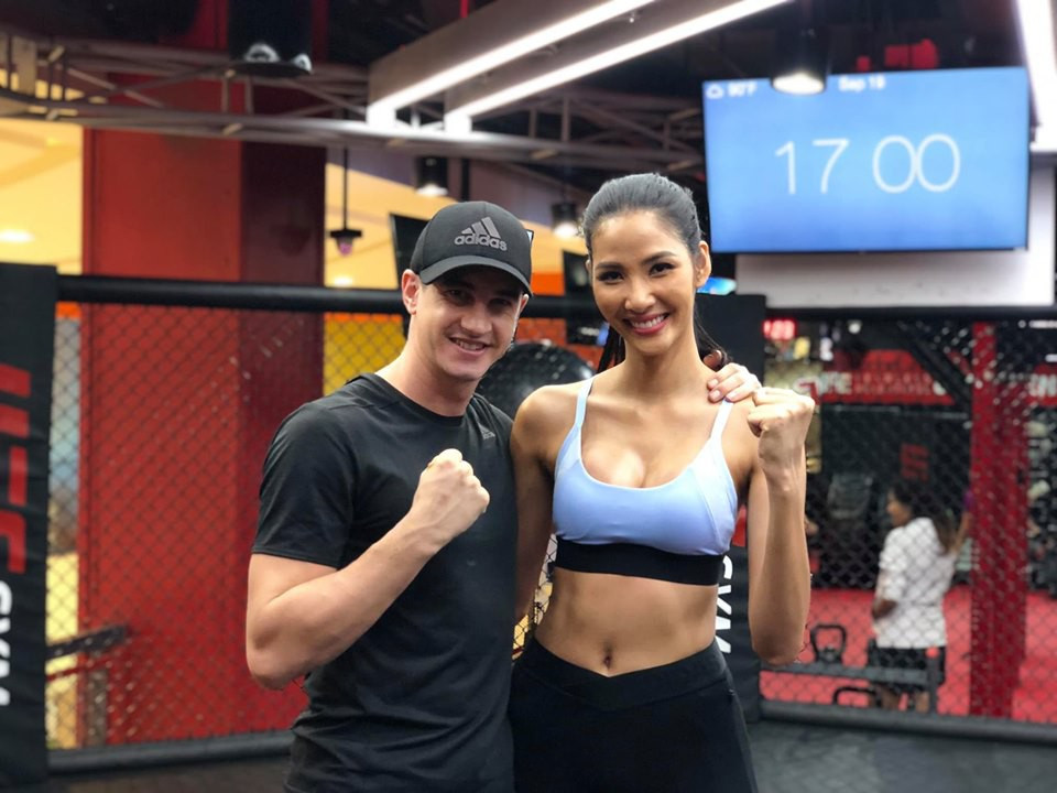 Hoàng Thuỳ khoe vòng eo gợi cảm, tích cực tập luyện cho Miss Universe 2019 ảnh 1