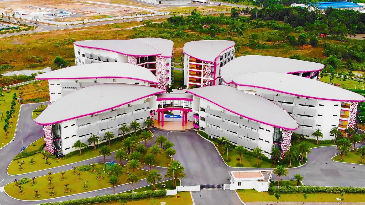 Trường Trung học Nội trú TH School Hòa Lạc.