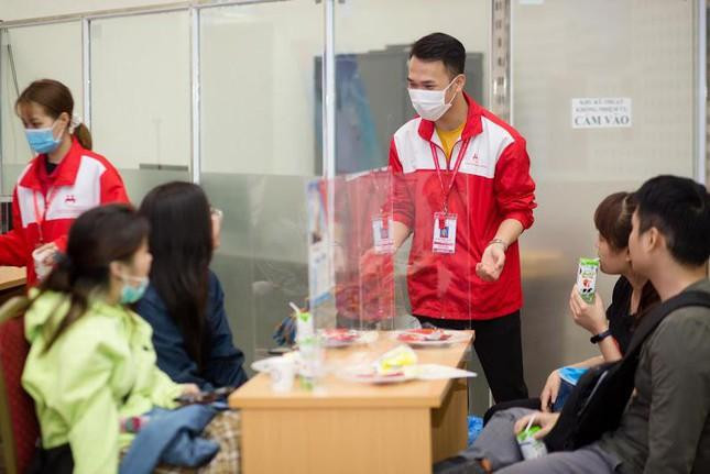 Nguyễn Anh Quân đang hướng dẫn người tham gia hiến máu Nguyễn Anh Quân đang hướng dẫn người tham gia hiến máu