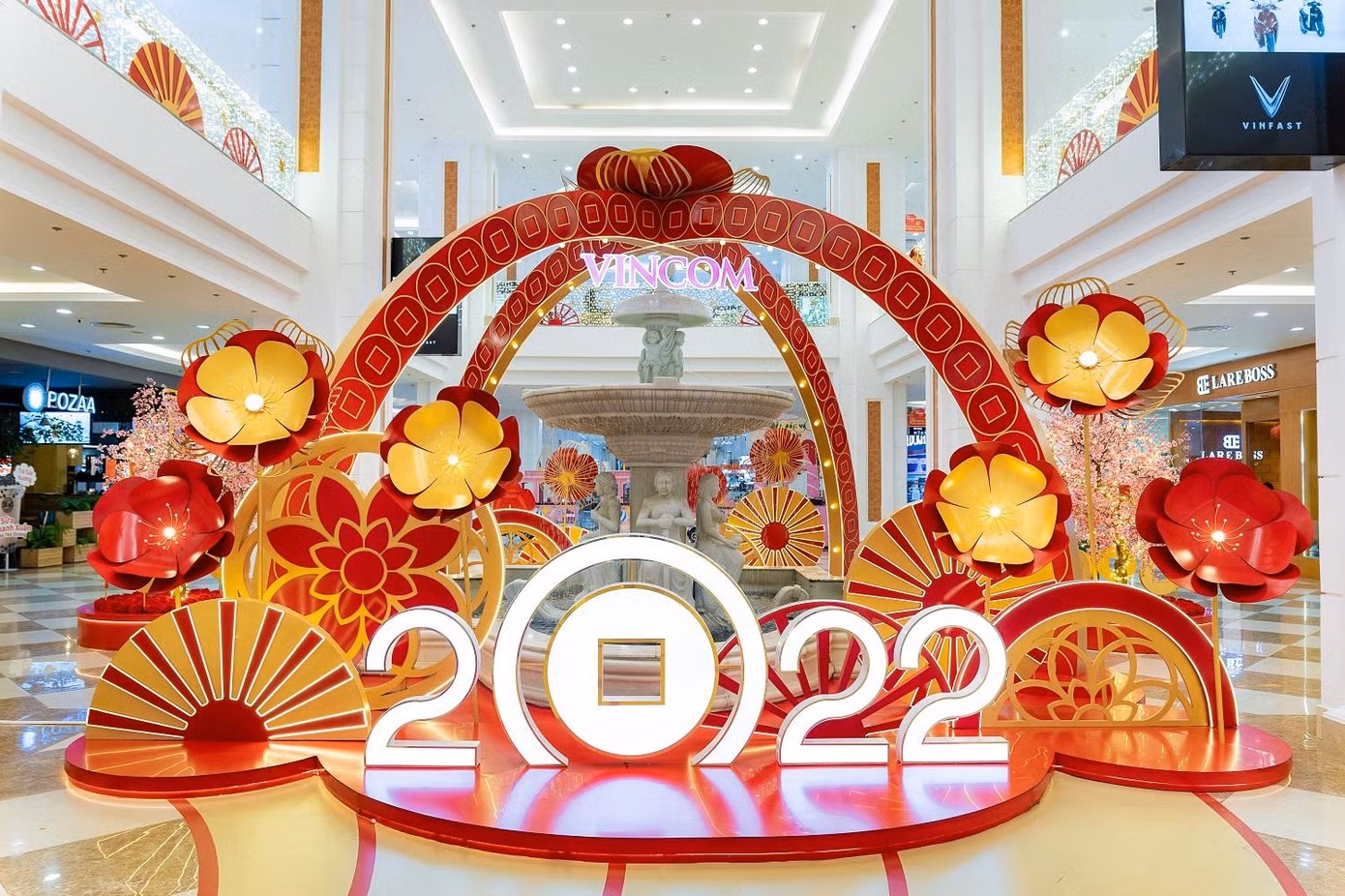 Tiếp tục giữ vững phong độ của một trong những TTTM lộng lẫy nhất thủ đô, Vincom Mega Mall Royal City với thông điệp “vạn lộc đón xuân” trở thành địa điểm check-in không thể bỏ qua.