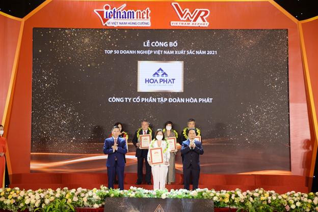 Trưởng Ban Truyền thông, Thương hiệu và Marketing Hoàng Cẩm Tú đại diện Tập đoàn Hòa Phát lên nhận Top 50 Doanh nghiệp Việt Nam xuất sắc năm 2021