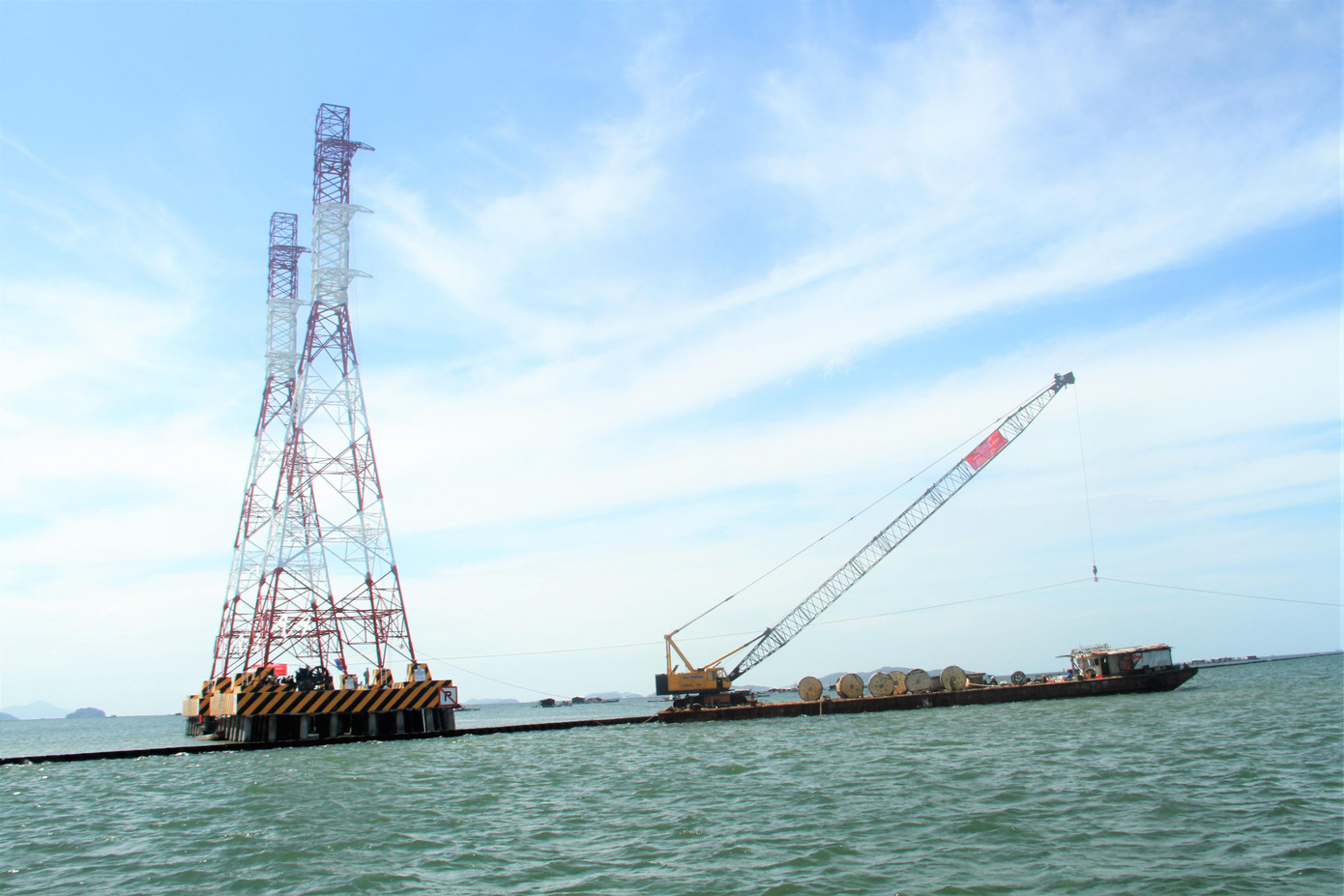 Các nhà thầu đã chuẩn bị đầy đủ nhân lực, máy móc thiết bị, vật tư tại công trường và tập trung toàn lực để thi công.