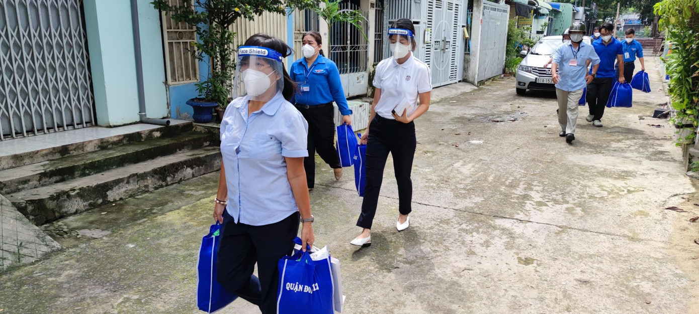 Giữa giai đoạn giãn cách, Masterise Group vẫn không ngần ngại cùng Thanh niên Tình nguyện len lỏi vào từng hẻm nhỏ TPHCM, hỗ trợ chi phí sinh hoạt và thuê nhà. Giữa giai đoạn giãn cách, Masterise Group vẫn không ngần ngại cùng Thanh niên Tình nguyện len lỏi vào từng hẻm nhỏ TPHCM, hỗ trợ chi phí sinh hoạt và thuê nhà.