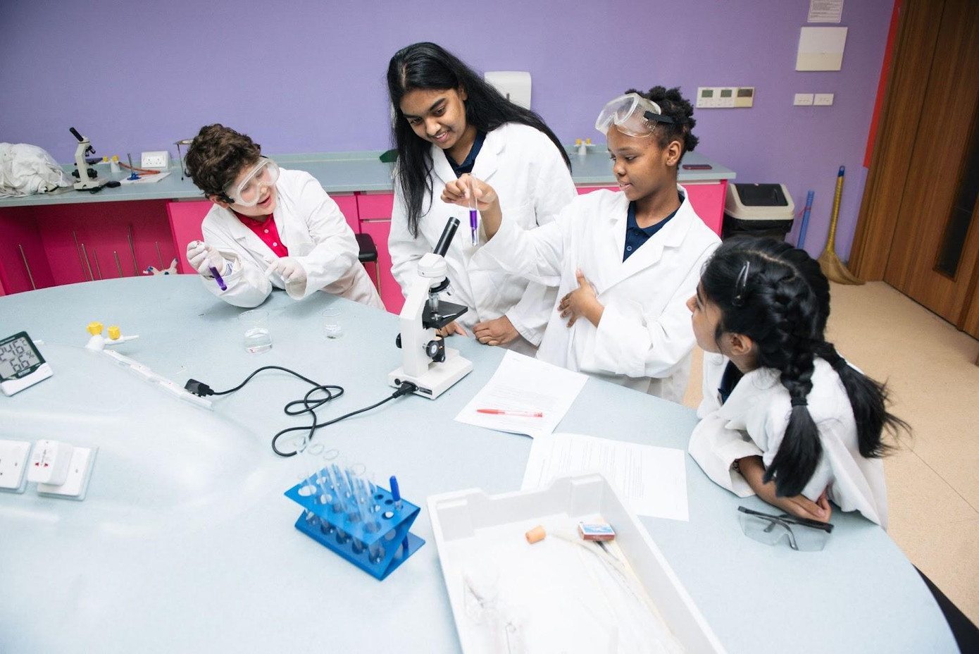 Học sinh tại TH được cung cấp nền tảng vững chắc về kiến thức cũng như cơ hội được thực hành ngay trên lớp