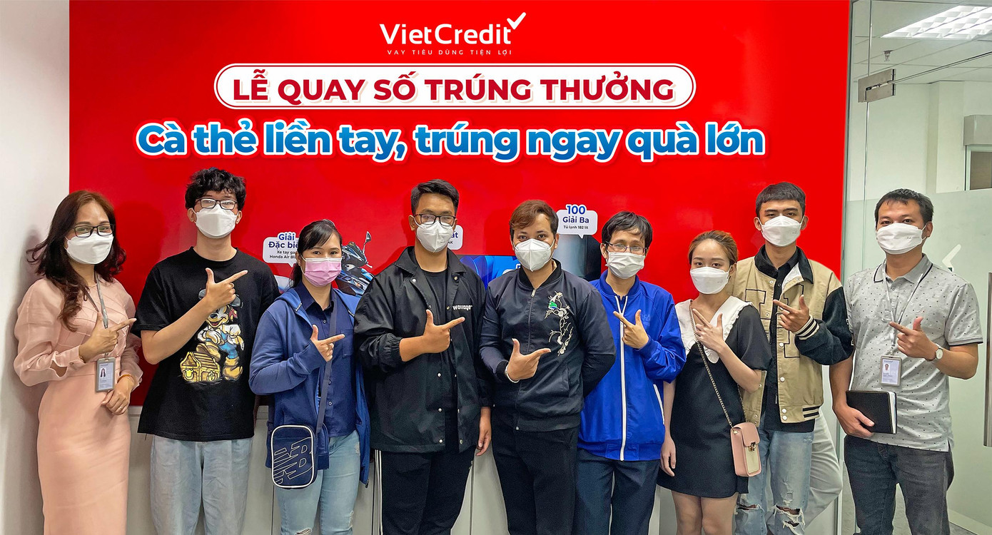 Đại diện khách hàng tham gia lễ quay số đợt 2 cùng đại diện VietCredit