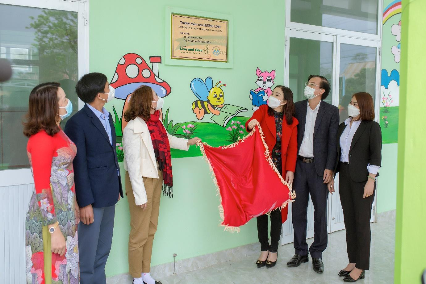 Đại diện FCV trao tặng công trình Đèn Đom Đóm