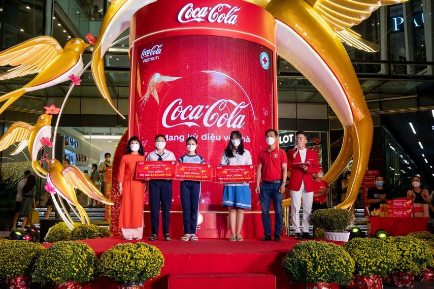 Coca-Cola trao tặng 100 học bổng trị giá 5 triệu đồng/ suất cho các em học sinh trung học cơ sở, trung học phổ thông có gia đình bị ảnh hưởng bởi dịch Covid-19