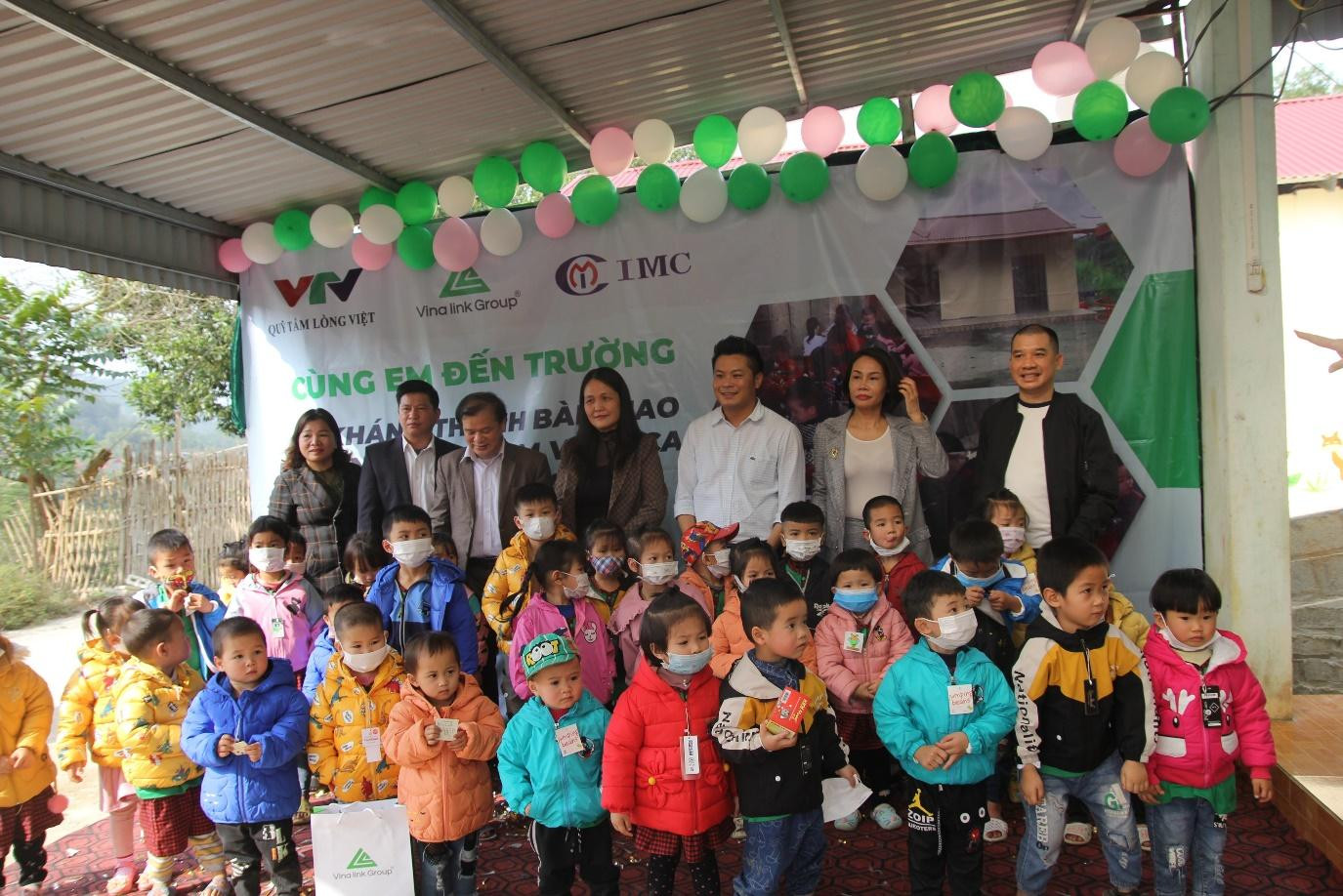 Đại diện Vinalink Group: Tổng giám đốc Nguyễn Đức Anh, Giám đốc Truyền thông Trần Tiến Độ, Phó Ban đào tạo Nguyễn Hoàng Thái gửi trao những món quà nhỏ cho các em học sinh.