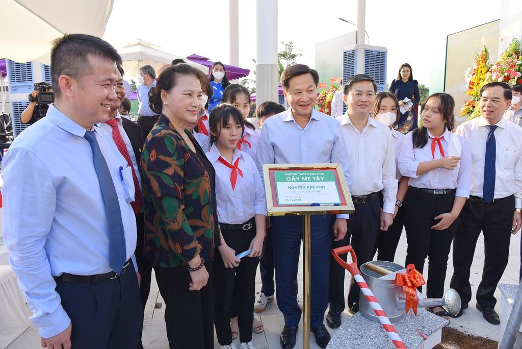 Nguyên Chủ tịch Quốc hội Nguyễn Thị Kim Ngân và phó Thủ tướng Lê Minh Khái chụp ảnh lưu niệm với các thầy cô giáo và học sinh