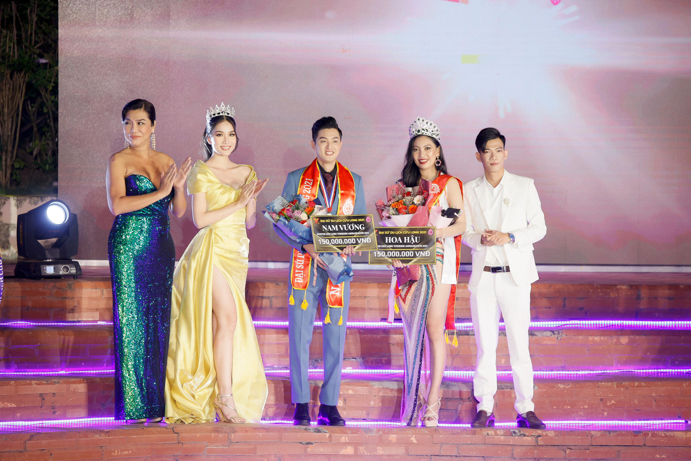 Nam vương Bùi Quốc Dũng và Hoa hậu Nguyễn Thị Cẩm Hằng và Ban Giám khảo