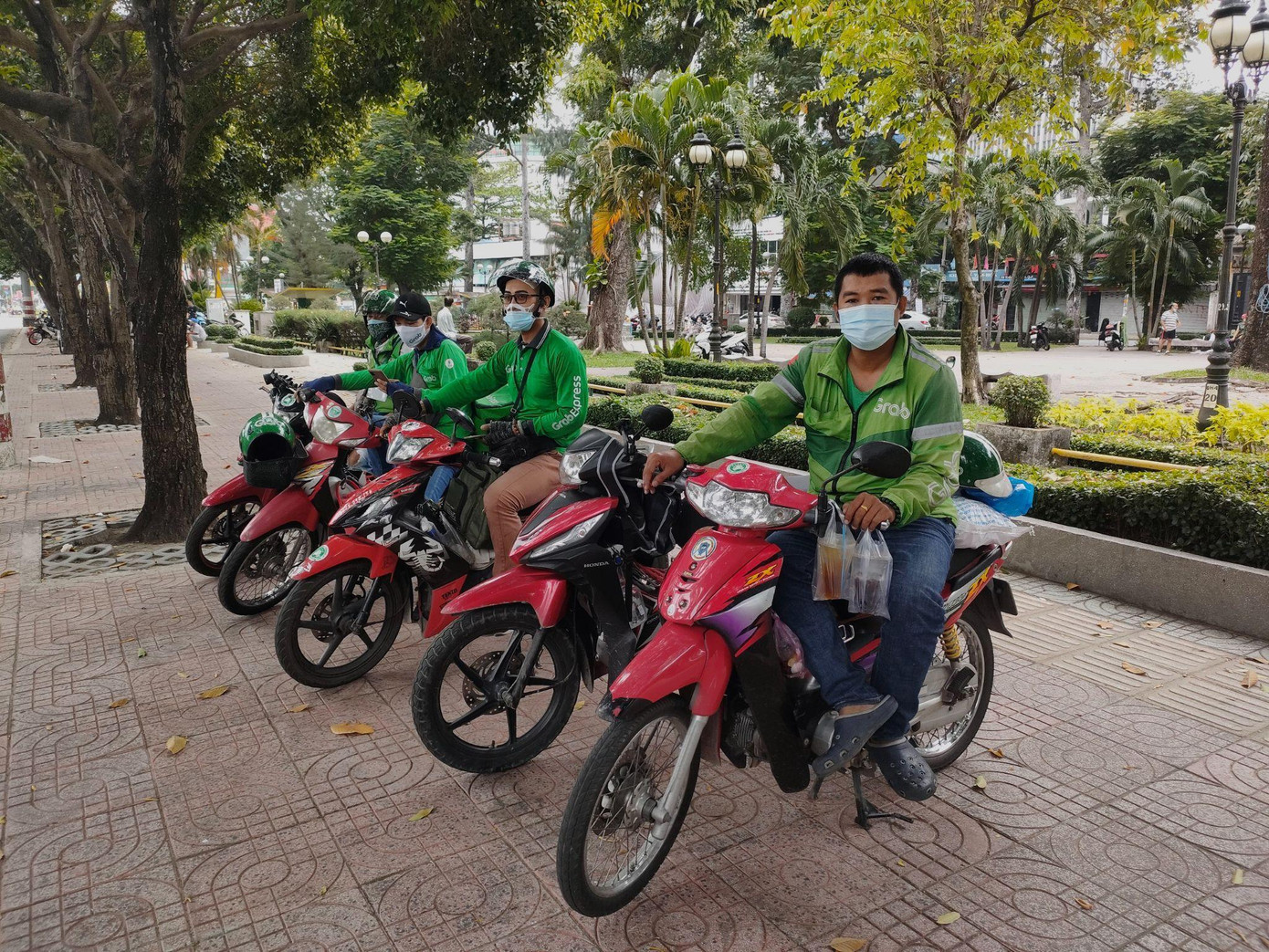 Anh Tài (ở giữa) cùng nhiều bác tài xế công nghệ khác dành thời gian nghỉ trưa để tìm kiếm các trường hợp cần hỗ trợ Anh Tài (ở giữa) cùng nhiều bác tài xế công nghệ khác dành thời gian nghỉ trưa để tìm kiếm các trường hợp cần hỗ trợ
