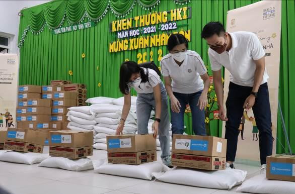 Đại diện Masterise Group cùng các đoàn thể trao tặng gạo và nhiều thực phẩm Tết đến cộng đồng trong chương trình. Đại diện Masterise Group cùng các đoàn thể trao tặng gạo và nhiều thực phẩm Tết đến cộng đồng trong chương trình.