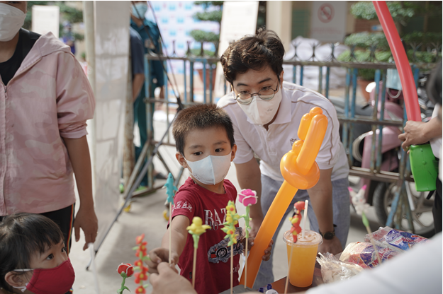 Không chỉ hỗ trợ các phần quà, chương trình cũng tổ chức các trò chơi dân gian, mong muốn chia sẻ không khí Tết tới các em nhỏ. Không chỉ hỗ trợ các phần quà, chương trình cũng tổ chức các trò chơi dân gian, mong muốn chia sẻ không khí Tết tới các em nhỏ.