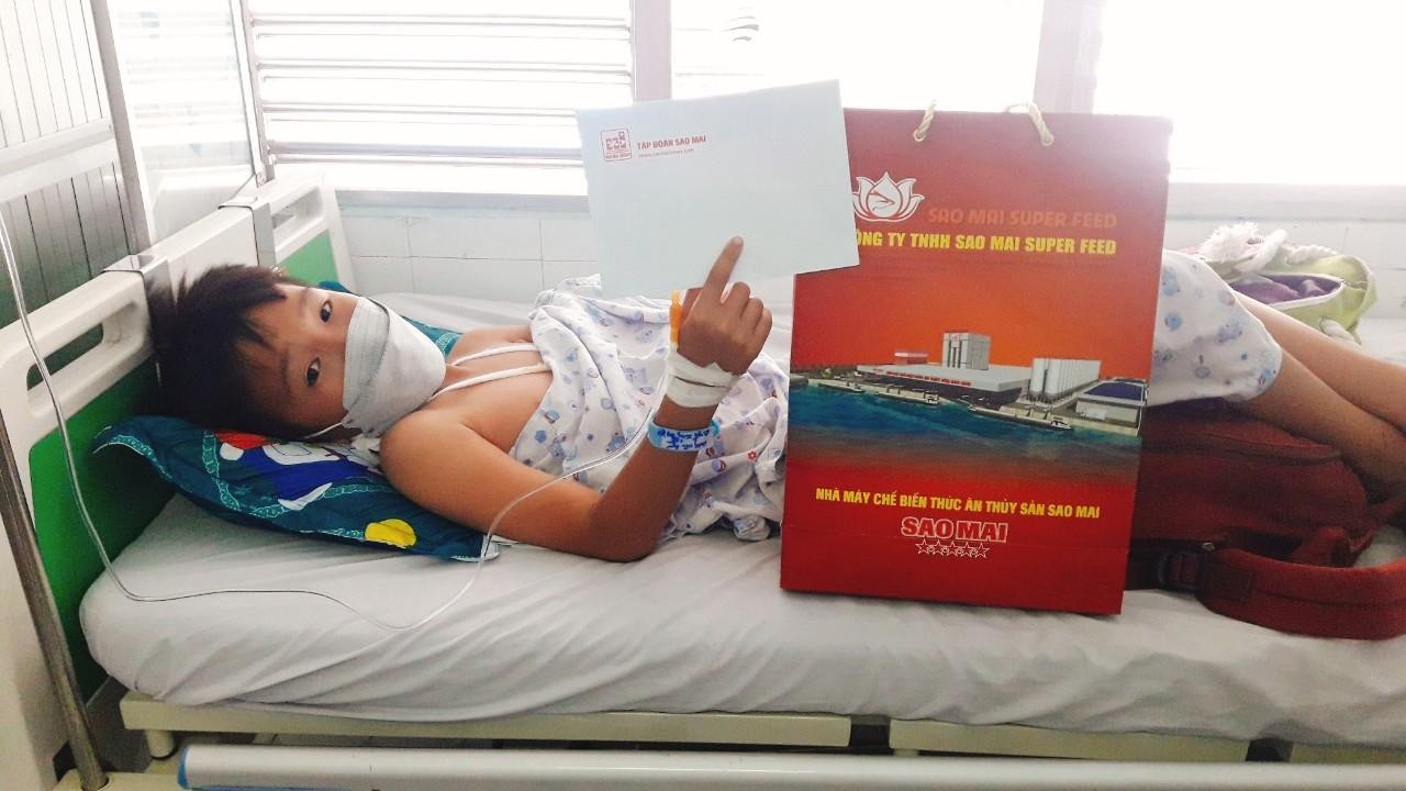 Mỗi món quà là lời động viên của Sao Mai đến các bệnh nhân có hoàn cảnh khó khăn