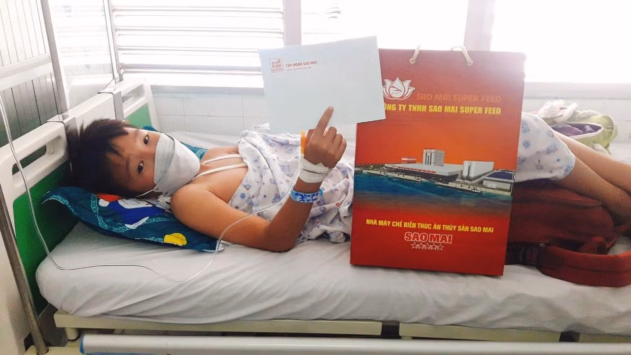 Mỗi món quà là lời động viên của Sao Mai đến các bệnh nhân có hoàn cảnh khó khăn