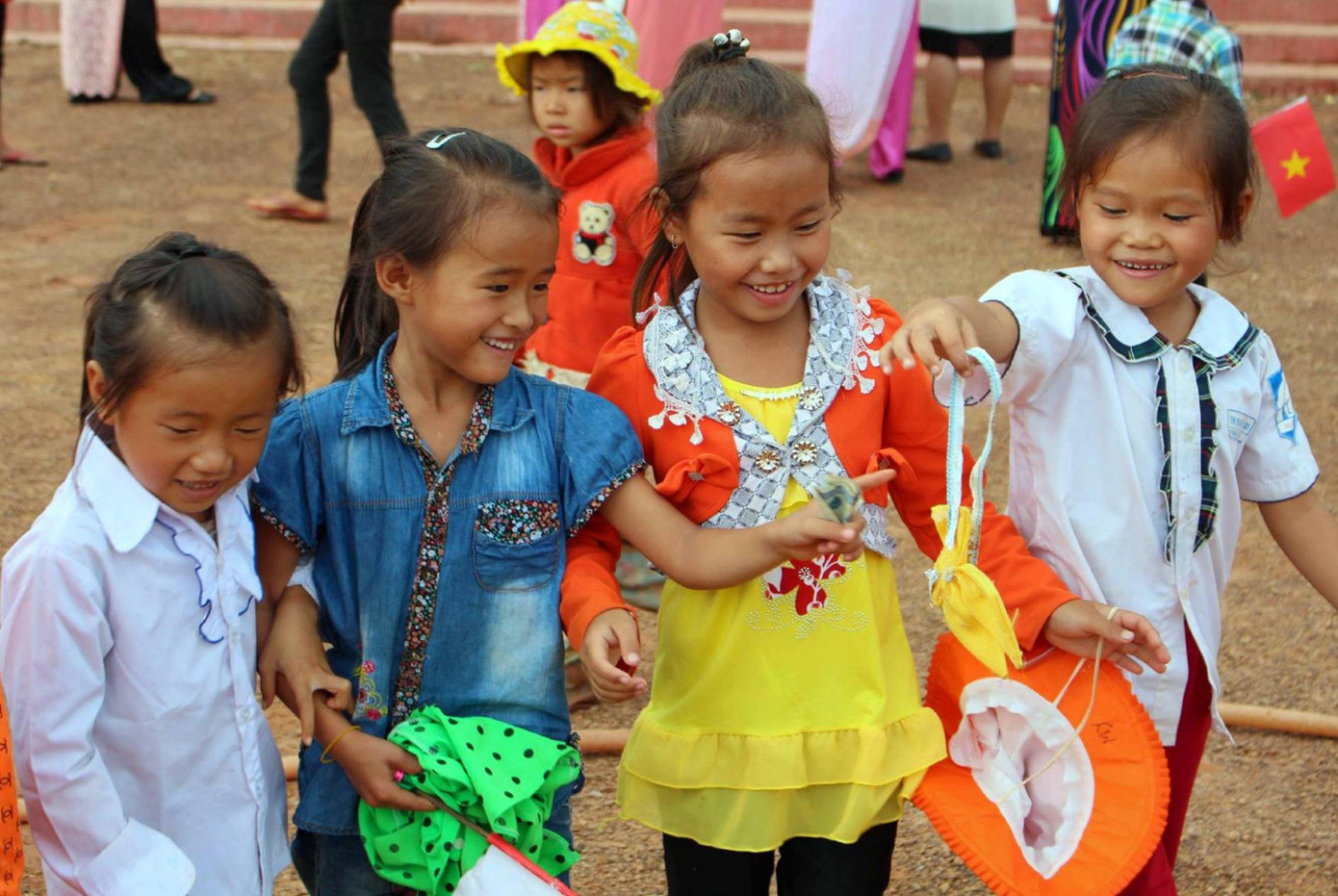 Ở các thôn, buôn vùng sâu, trẻ em trong độ tuổi đi học đều được đến trường