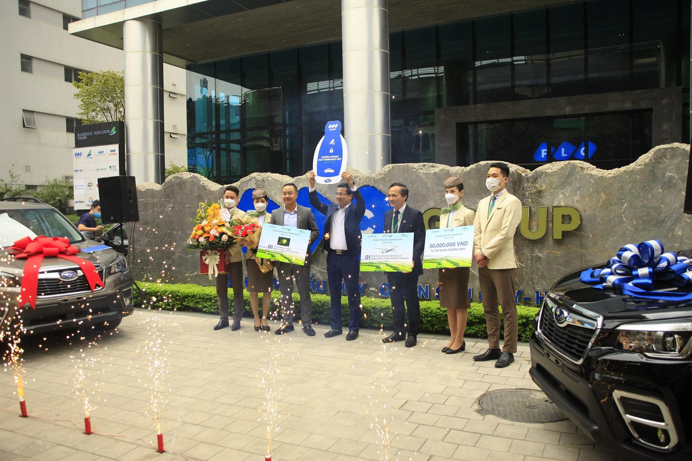 Ông Đỗ Việt Hùng – đại diện tập đoàn FLC (thứ ba từ trái sang) và ông Nguyễn Mạnh Quân – đại diện hãng hàng không Bamboo Airways (thứ ba từ phải sang) trao giải chogolfer Đỗ Thành Chinh (giữa)Golfer Đỗ Thành Chinh – chủ nhân giải thưởng HIO “khủng” của mùa giải Bamboo Airways Golf Tournament 2021. Ông Đỗ Việt Hùng – đại diện tập đoàn FLC (thứ ba từ trái sang) và ông Nguyễn Mạnh Quân – đại diện hãng hàng không Bamboo Airways (thứ ba từ phải sang) trao giải chogolfer Đỗ Thành Chinh (giữa)Golfer Đỗ Thành Chinh – chủ nhân giải thưởng HIO “khủng” của mùa giải Bamboo Airways Golf Tournament 2021.