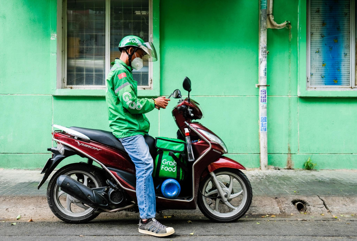 Anh Đức hỗ trợ đội ngũ y tế vận chuyển bình oxy đến với bệnh nhân F0 điều trị tại nhà Anh Đức hỗ trợ đội ngũ y tế vận chuyển bình oxy đến với bệnh nhân F0 điều trị tại nhà