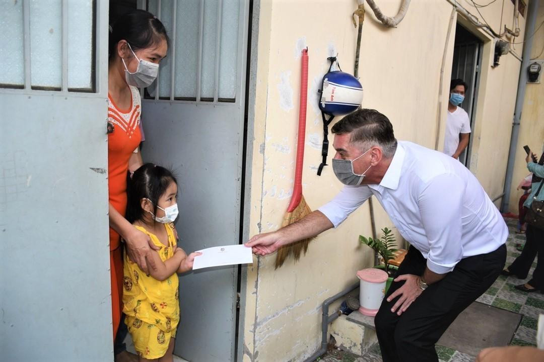 Ông Jason Turnbull - Phó tổng giám đốc kiêm Giám đốc Tài chính Masterise Homes trực tiếp trao quà cho người lao động. Ông Jason Turnbull - Phó tổng giám đốc kiêm Giám đốc Tài chính Masterise Homes trực tiếp trao quà cho người lao động.