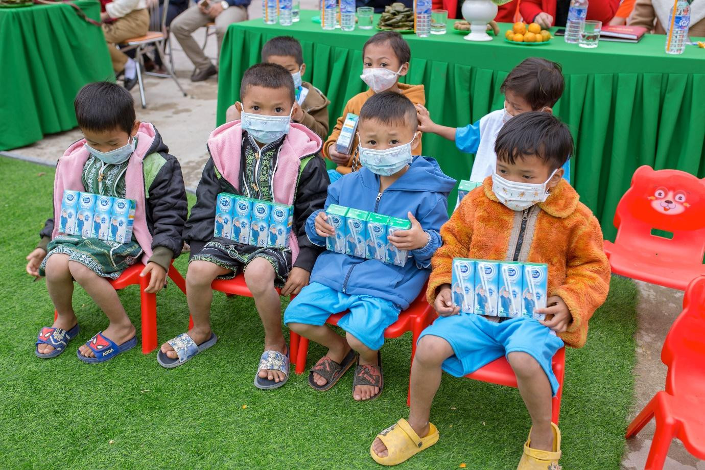 Niềm vui được nhận quà và có trường học mới