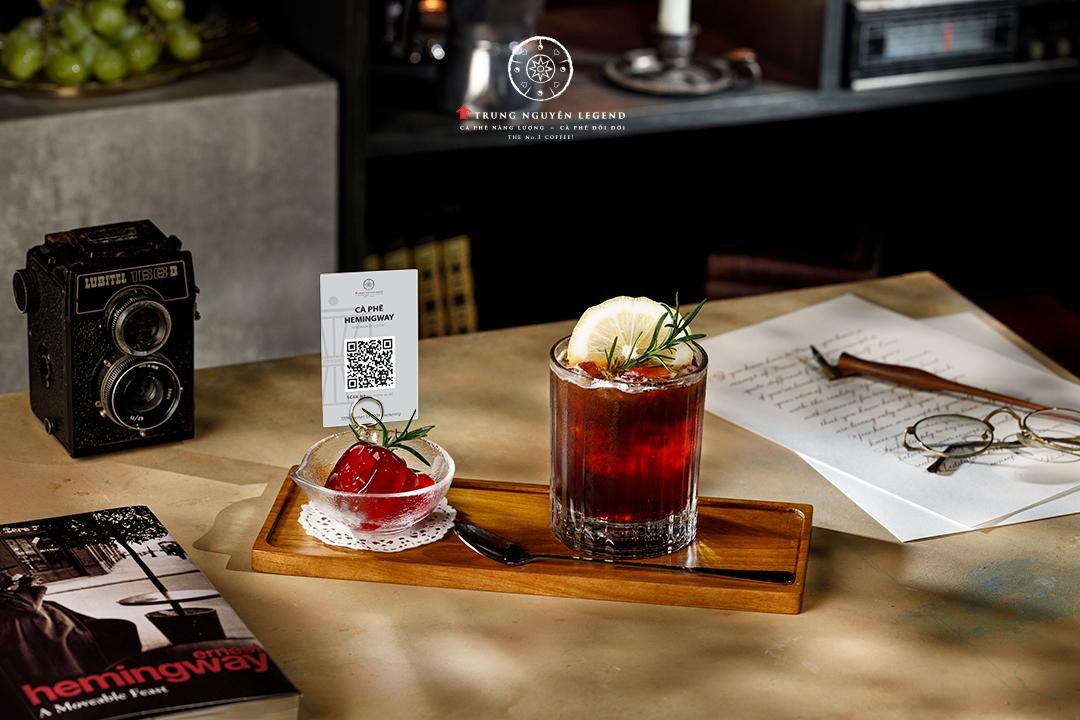 Cà phê Hemingway được tạo nên từ tình yêu cà phê của đại văn hào Hemingway cùng xu hướng thức uống lên men có vị hoa quả tươi được ưa chuộng tại Ý và các nước phương Tây